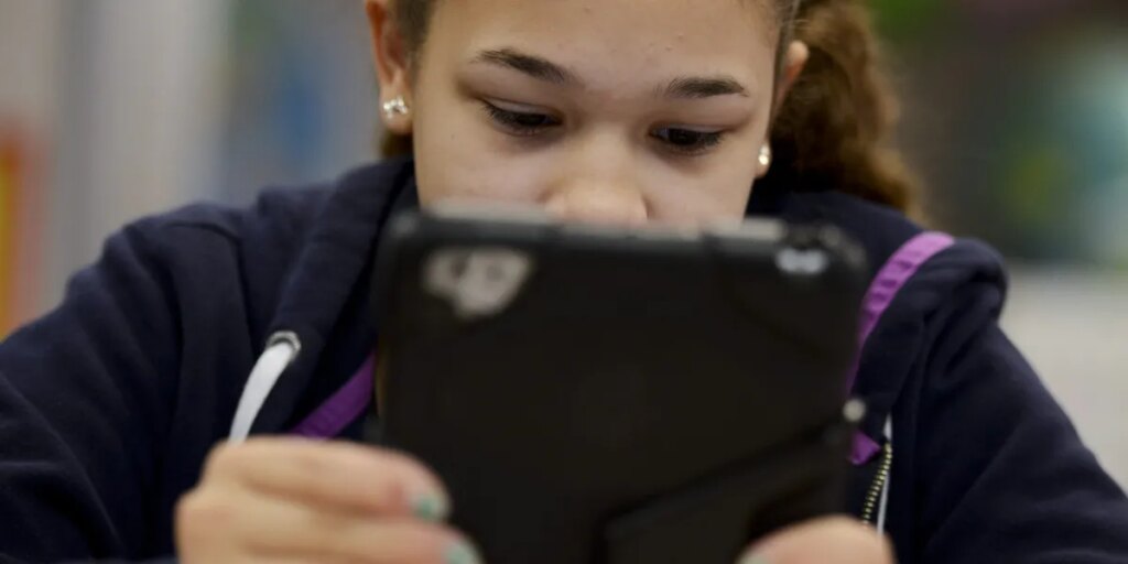 Stop blaming immigration for low U.S. reading scores, top psychologist says. The problem is actually devices giving easy access to social media