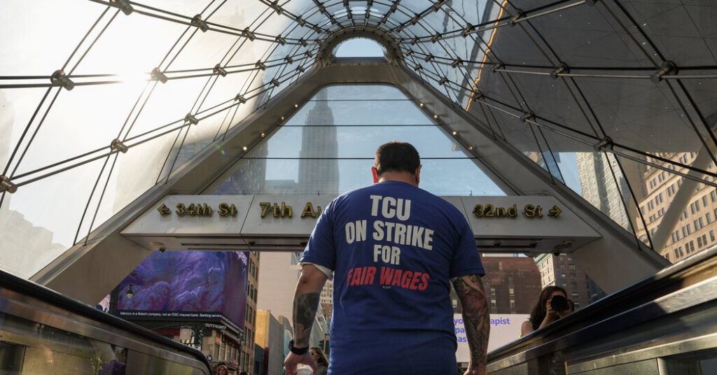 Here’s What the L.I.R.R. Workers Want, and What They Make