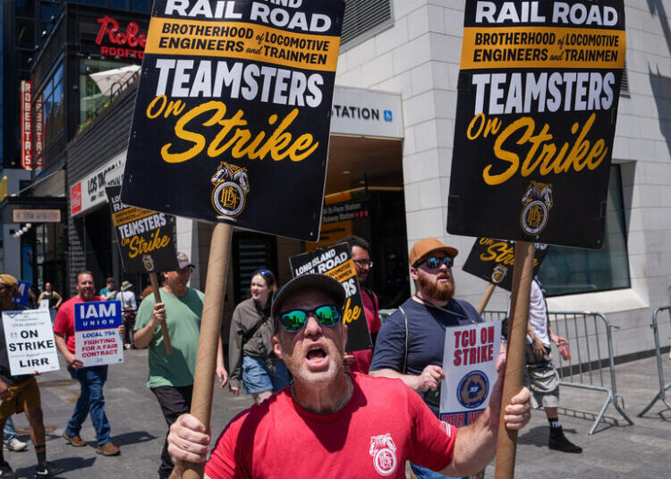 As L.I.R.R. Strike Continues, Tens of Thousands Endure Painful Commutes