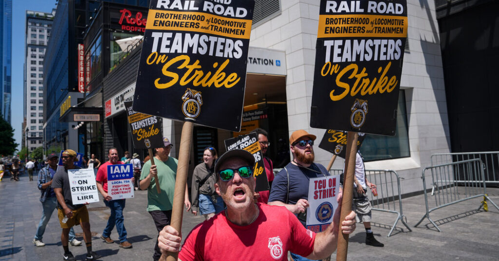 As L.I.R.R. Strike Continues, Tens of Thousands Endure Painful Commutes