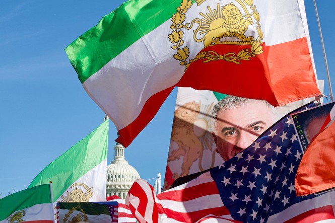 Picture of demonstrators in Washington waving U.S. and pre-1979 Iranian flags and holding up an image of Reza Pahlavi on March 29, 2026. 