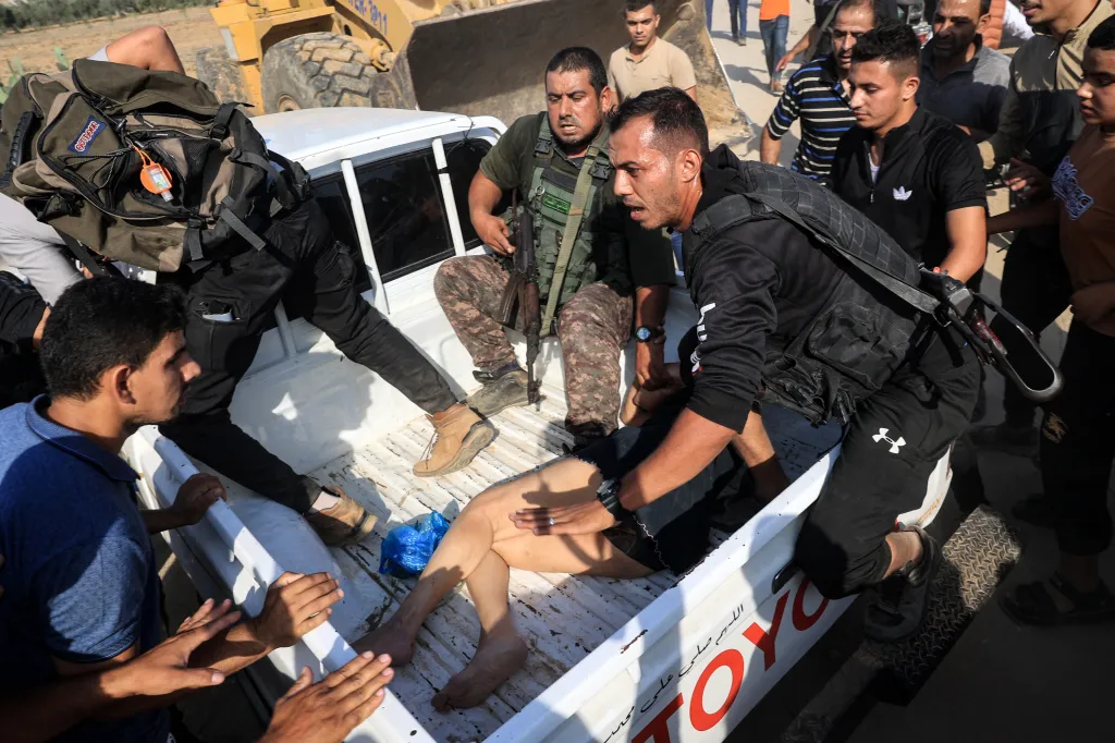 Palestinian militants surrounding a truck reportedly carrying a captured Israeli woman in Khan Yunis.