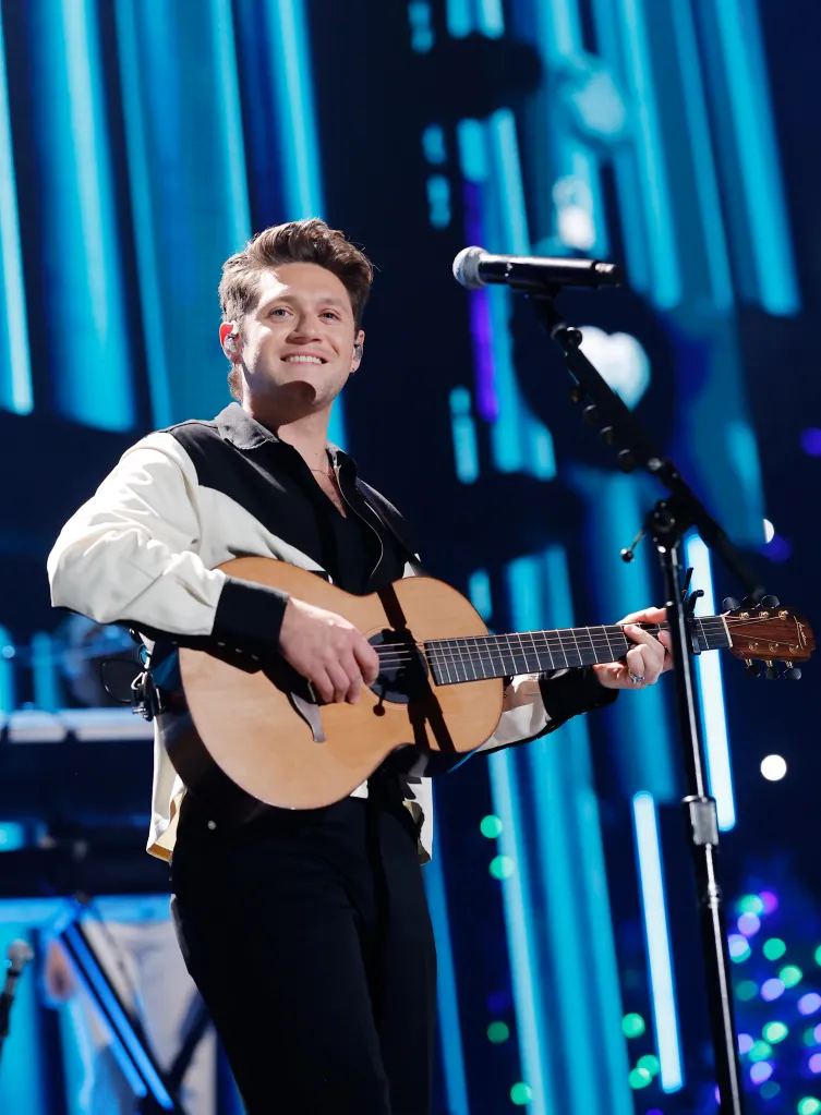 Niall Horan performs onstage at iHeartRadio 102.7 KIIS FM's Jingle Ball 2023.