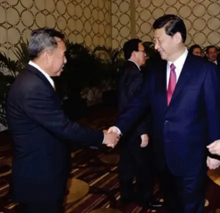 John Chen shaking hands with China's top leader Xi Jinping.
