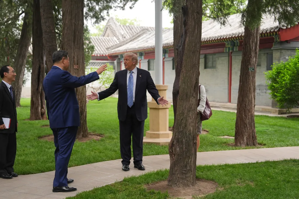 US President Donald Trump and Chinese President Xi Jinping tour the Zhongnanhai leadership compound in Beijing.