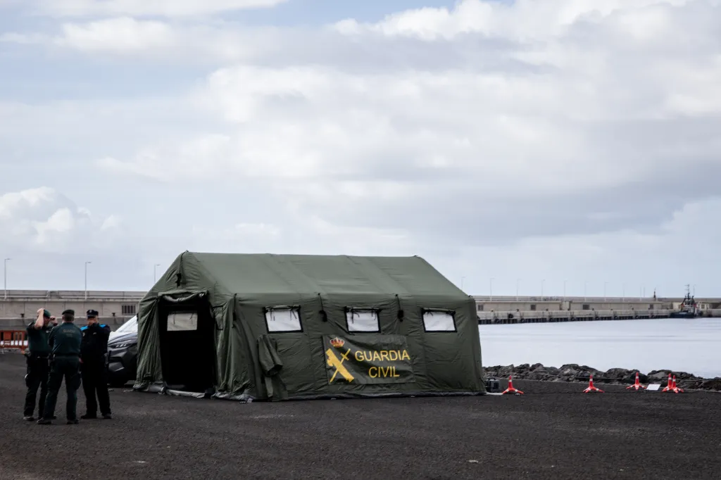 Members of the Guardia Civil set up tents for passengers from the MV Hondius cruise ship.