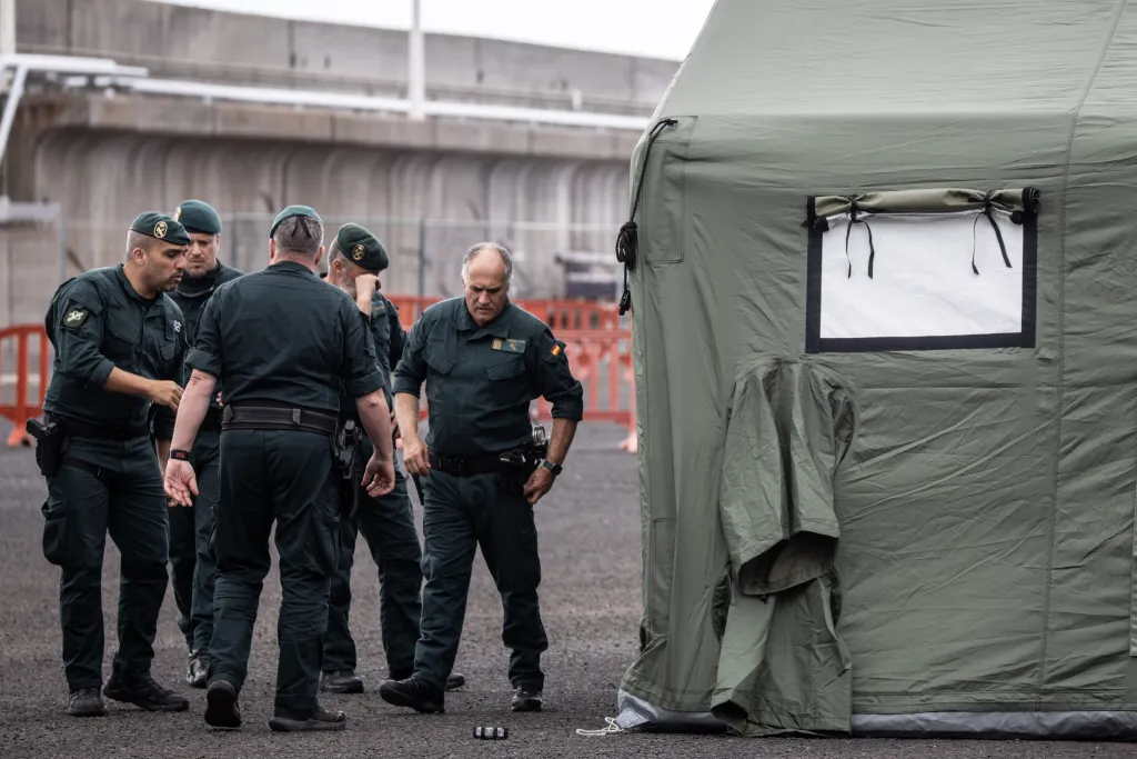 Members of the Guardia Civil setting up tents for an expected reception point for passengers from the MV Hondius at the Granadilla Port.