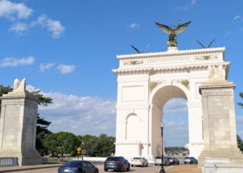 Federal Panel Approves Trump’s Plans for a 250-foot Arch in Washington