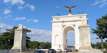 Federal Panel Approves Trump’s Plans for a 250-foot Arch in Washington
