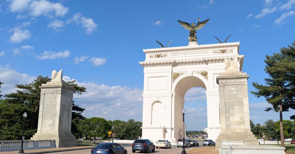 Federal Panel Approves Trump’s Plans for a 250-foot Arch in Washington