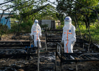 Ebola Ward in Congo Burns After Residents Turn Against Medics