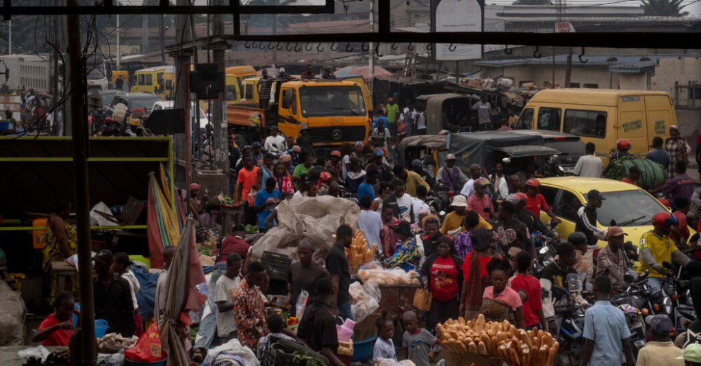 900 Miles From the Ebola Outbreak, Congo’s Capital Shrugs