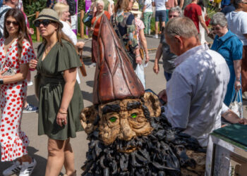 At Chelsea Flower Show, a Gnome Controversy and Some ‘Good British Madness’