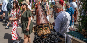 At Chelsea Flower Show, a Gnome Controversy and Some ‘Good British Madness’