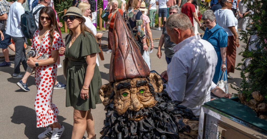 At Chelsea Flower Show, a Gnome Controversy and Some ‘Good British Madness’
