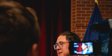 Meeting Voters, a Republican Tries to Outrun His Party’s Woes
