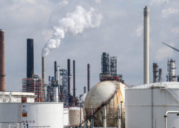 Oil Prices Climb and Stocks Fall After U.S. Strikes Iranian Drones