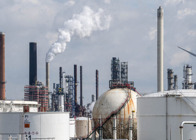 Oil Prices Climb and Stocks Fall After U.S. Strikes Iranian Drones