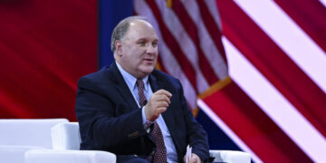 Journalist Favored by Trump Is in Talks to Join White House in Temporary Role