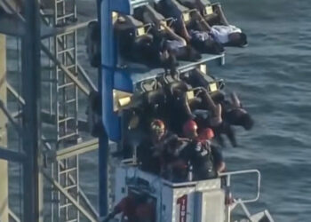8 Are Rescued From Texas Roller Coaster Stuck Almost 100 Feet Off the Ground