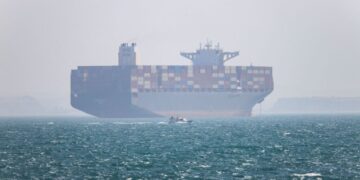 U.S. destroyers, merchant ships pass through Strait of Hormuz