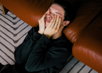 3 Habits That Are Making People Think You’re Insecure (Even If You’re Not)