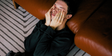 3 Habits That Are Making People Think You’re Insecure (Even If You’re Not)