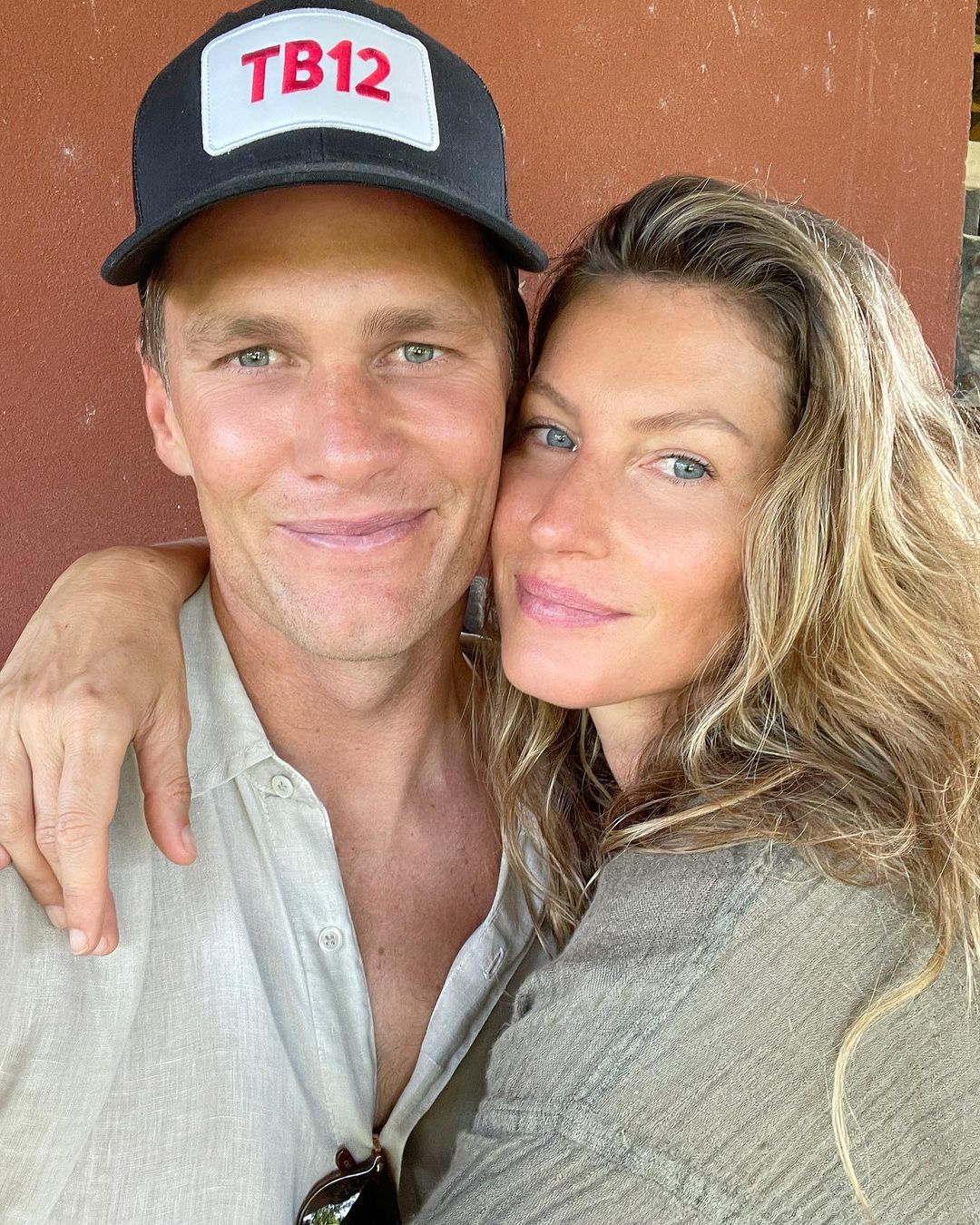 Tom Brady and Gisele Bündchen posing together.