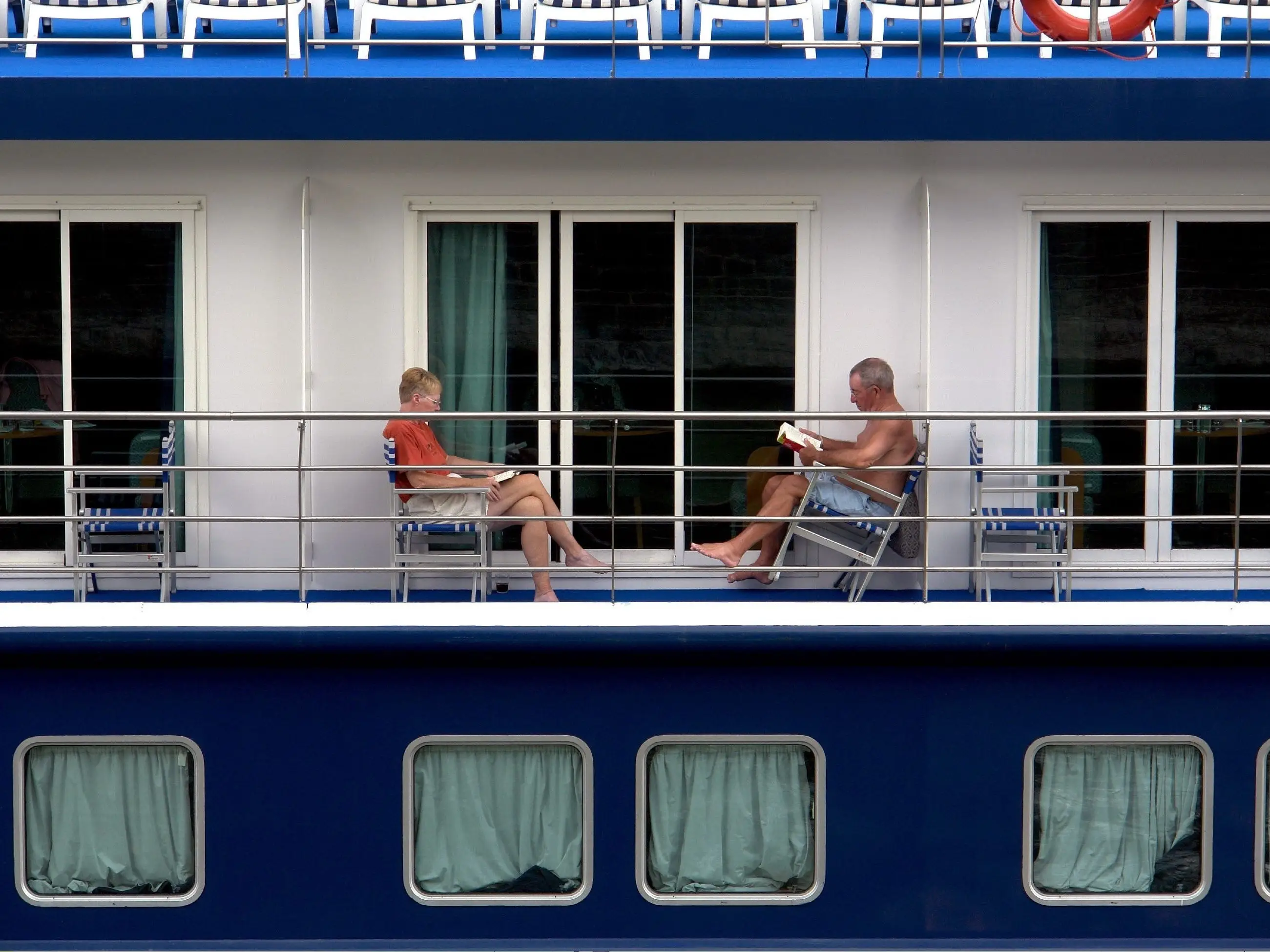 (GERMANY OUT) cruise on the river Rhine , tourists on the balcony of their cabin,