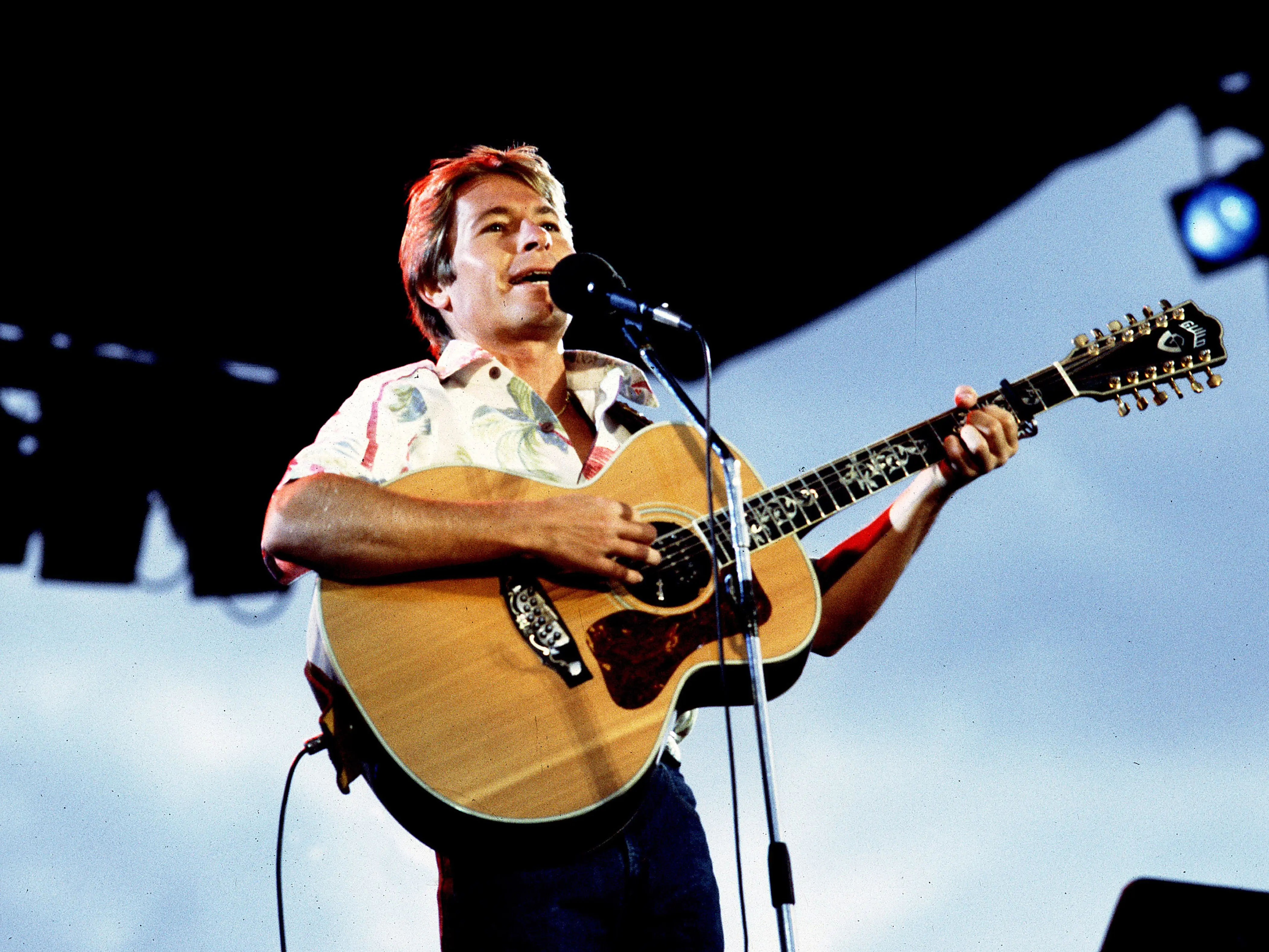 American musician John Denver (1943 - 1997) performs on stage at Chicagofest, Chicago, Illinois, August 9, 1982.