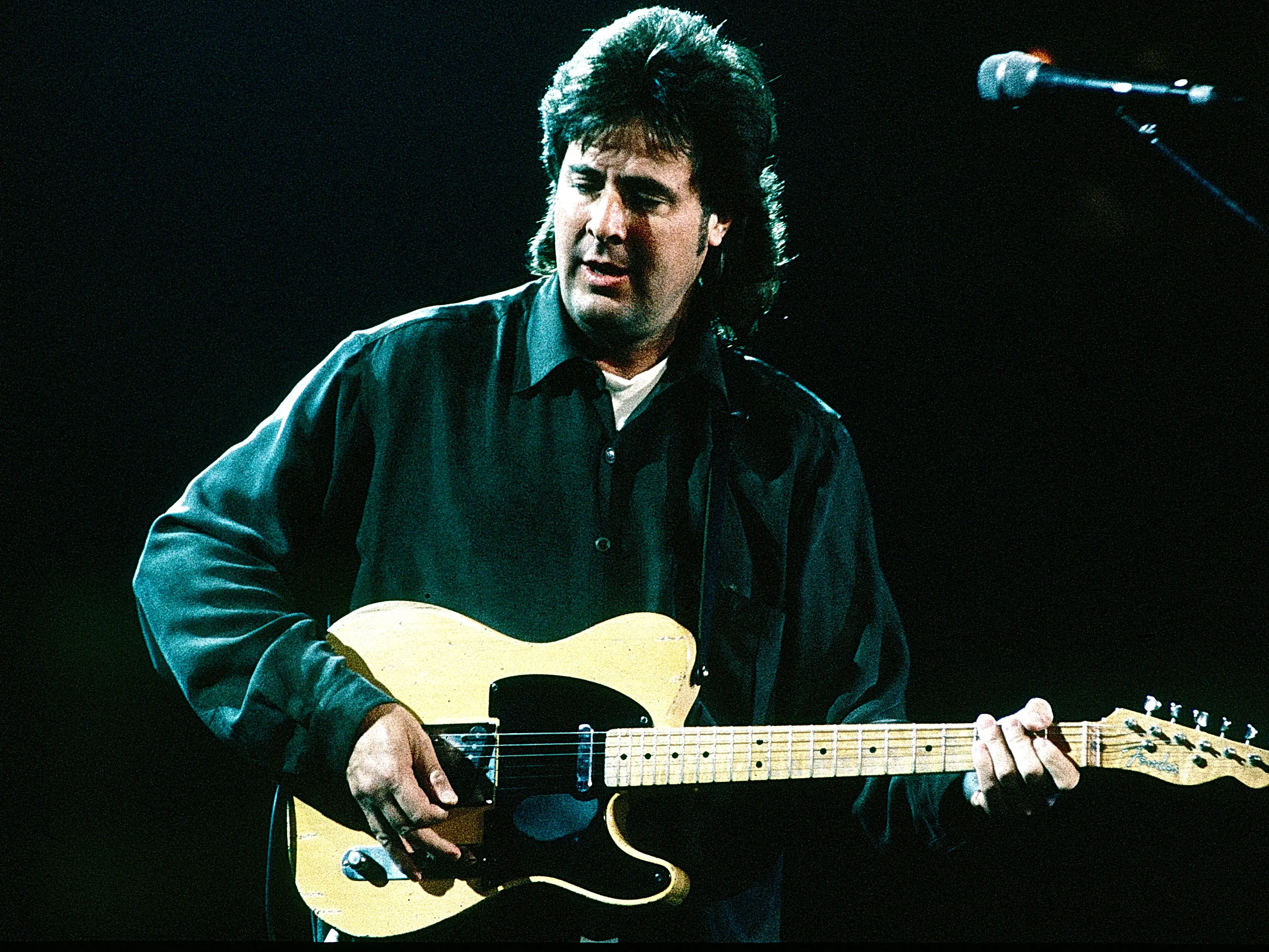 Singer/Songwriter Vince Gill performs at The OMNI Coliseum in Atlanta Georgia October 01, 1999