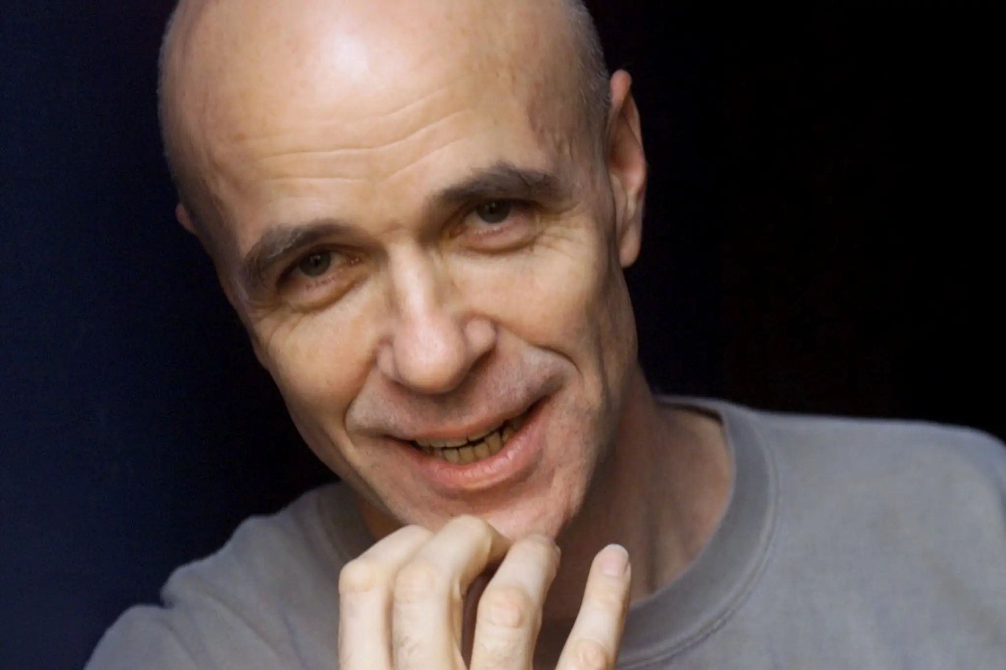 Tom Noonan in a gray shirt