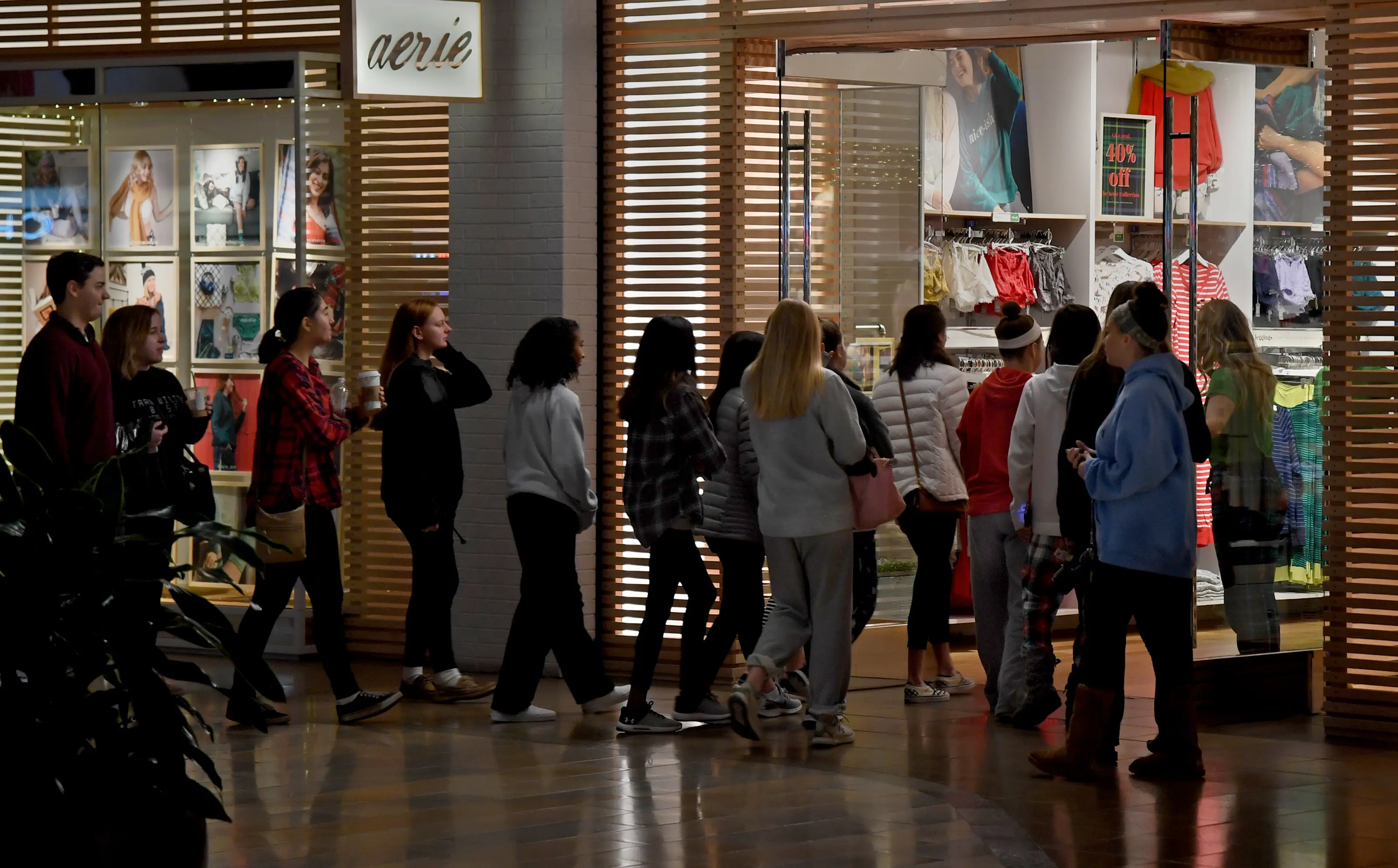 Line going into Aerie store