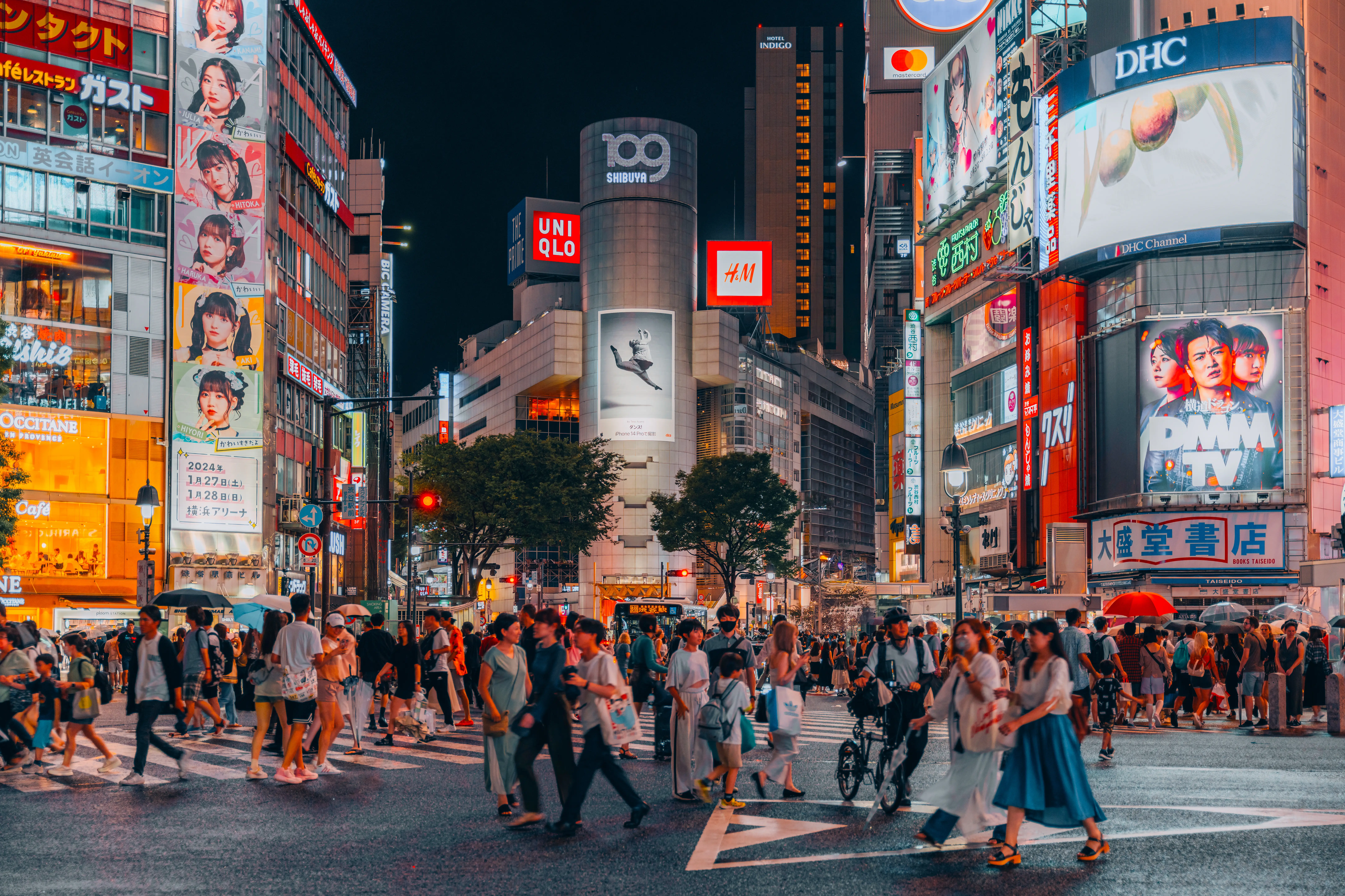 shibuya scramble crossing in tokyo