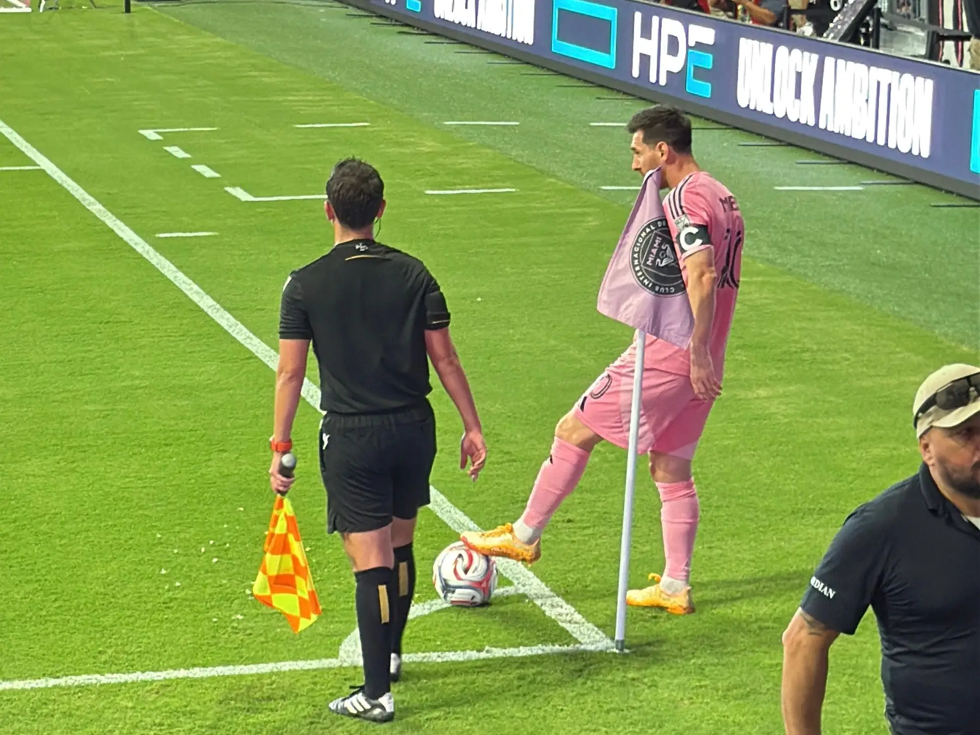 Messi kicking corner kick