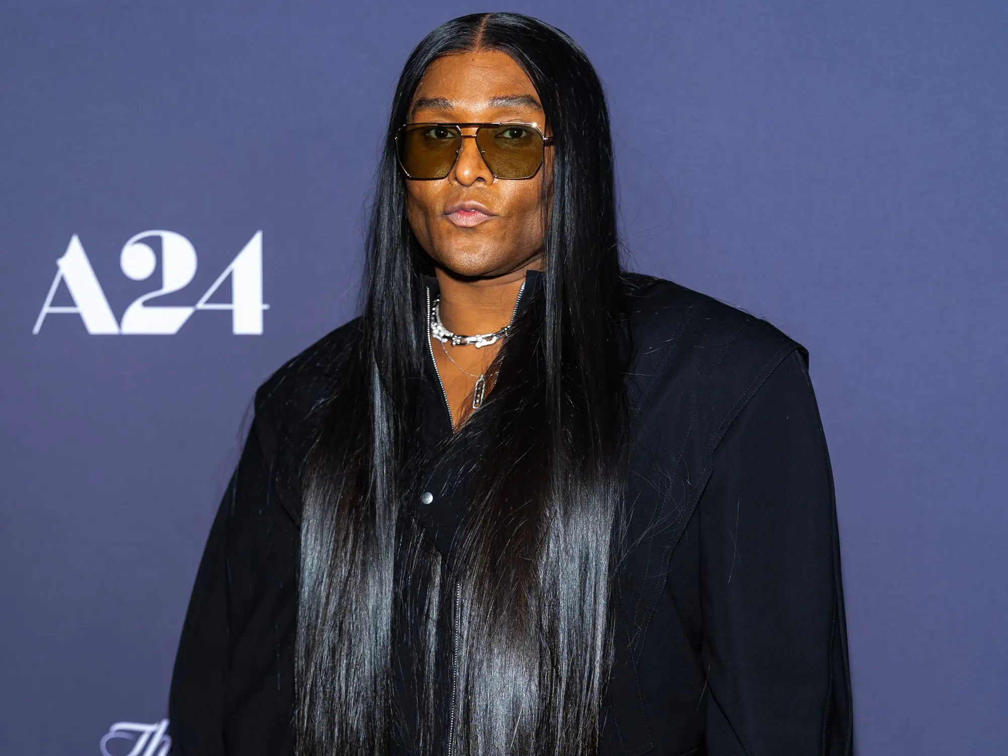 Law Roach  dressed in all black