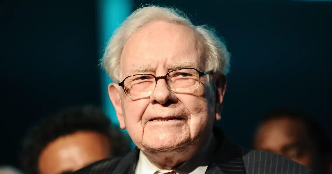 Warren Buffett asked Tim Cook to take a bow in a surprise speech at Berkshire meeting