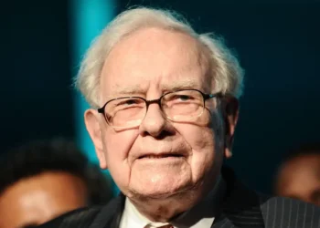 Warren Buffett asked Tim Cook to take a bow in a surprise speech at Berkshire meeting