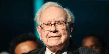 Warren Buffett asked Tim Cook to take a bow in a surprise speech at Berkshire meeting
