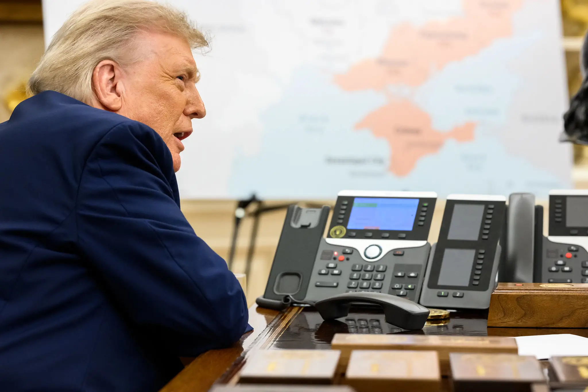 Donald Trump at his desk at the Oval Office.