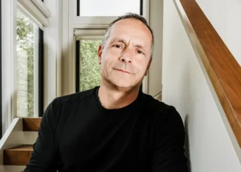 Why the former Google executive who backed OpenAI and Anthropic wants to get people off their screens