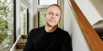 Why the former Google executive who backed OpenAI and Anthropic wants to get people off their screens