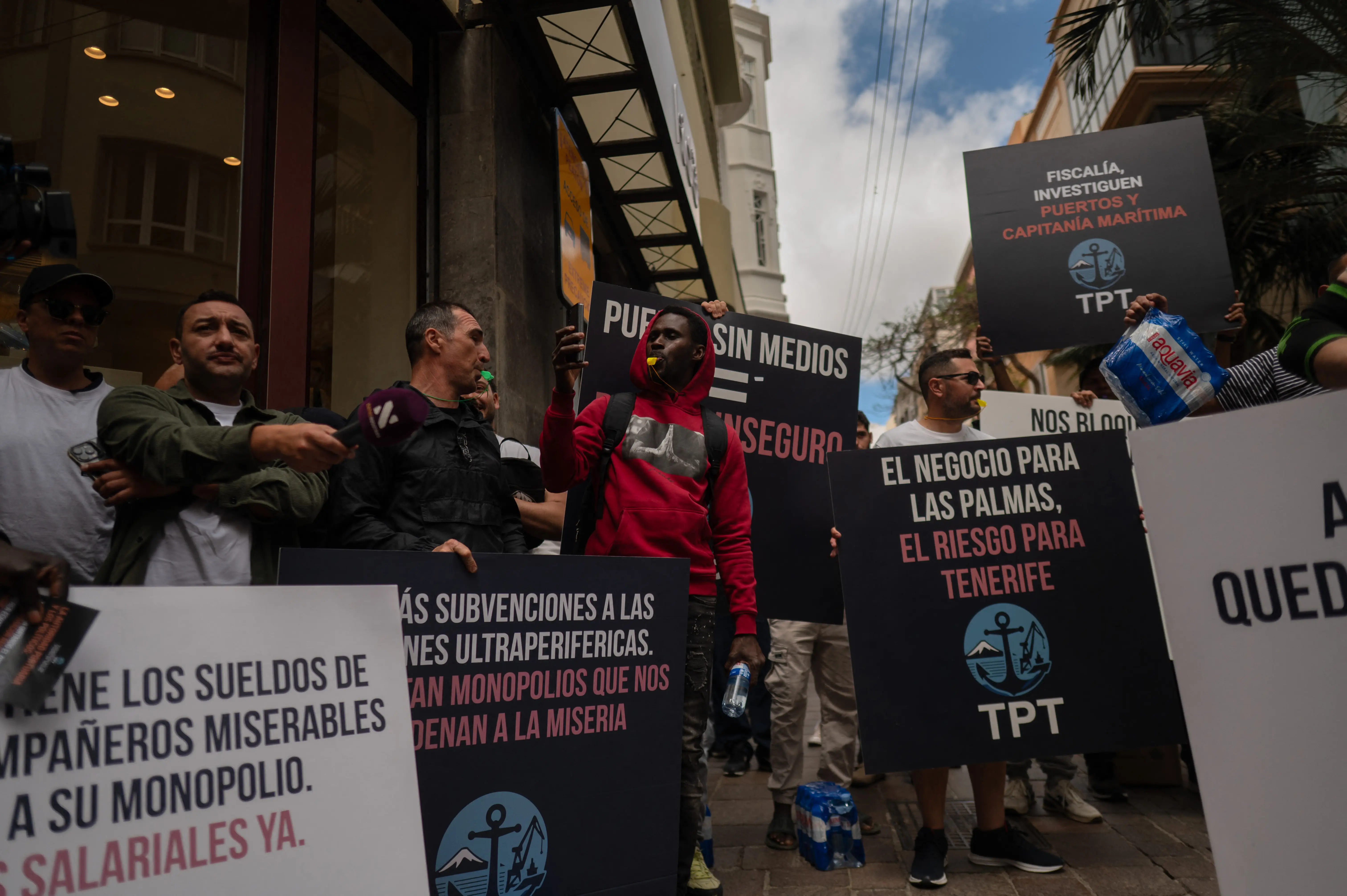 Protests about hantavirus cruise ship docking in Tenerife.