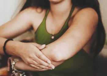 I’m a doctor — these subtle desk habits could be causing your elbow pain