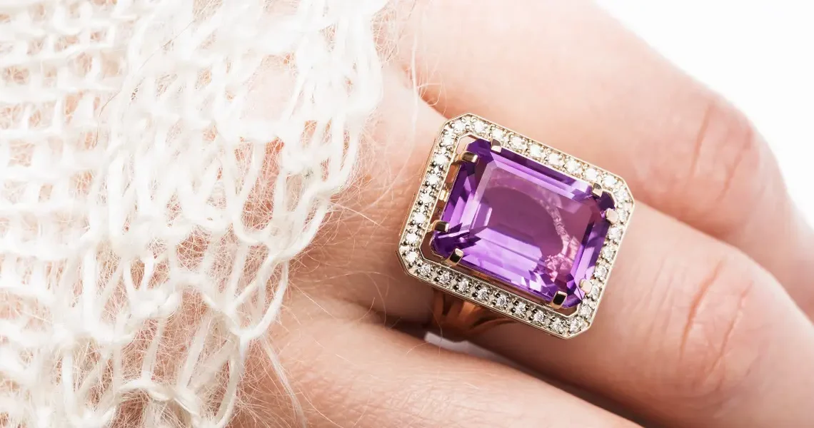 5 jewelry trends that are in this summer and 3 that are out, according to jewelers and stylists