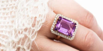 5 jewelry trends that are in this summer and 3 that are out, according to jewelers and stylists