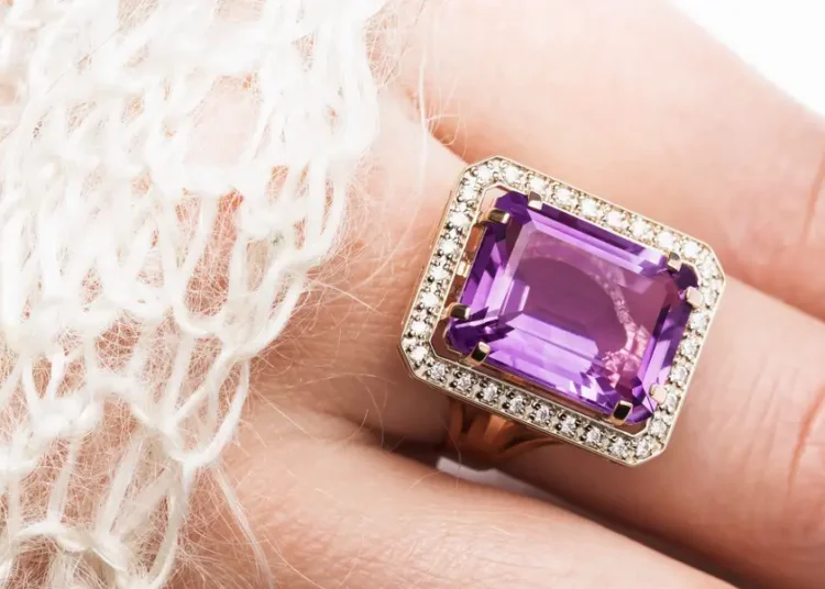 5 jewelry trends that are in this summer and 3 that are out, according to jewelers and stylists