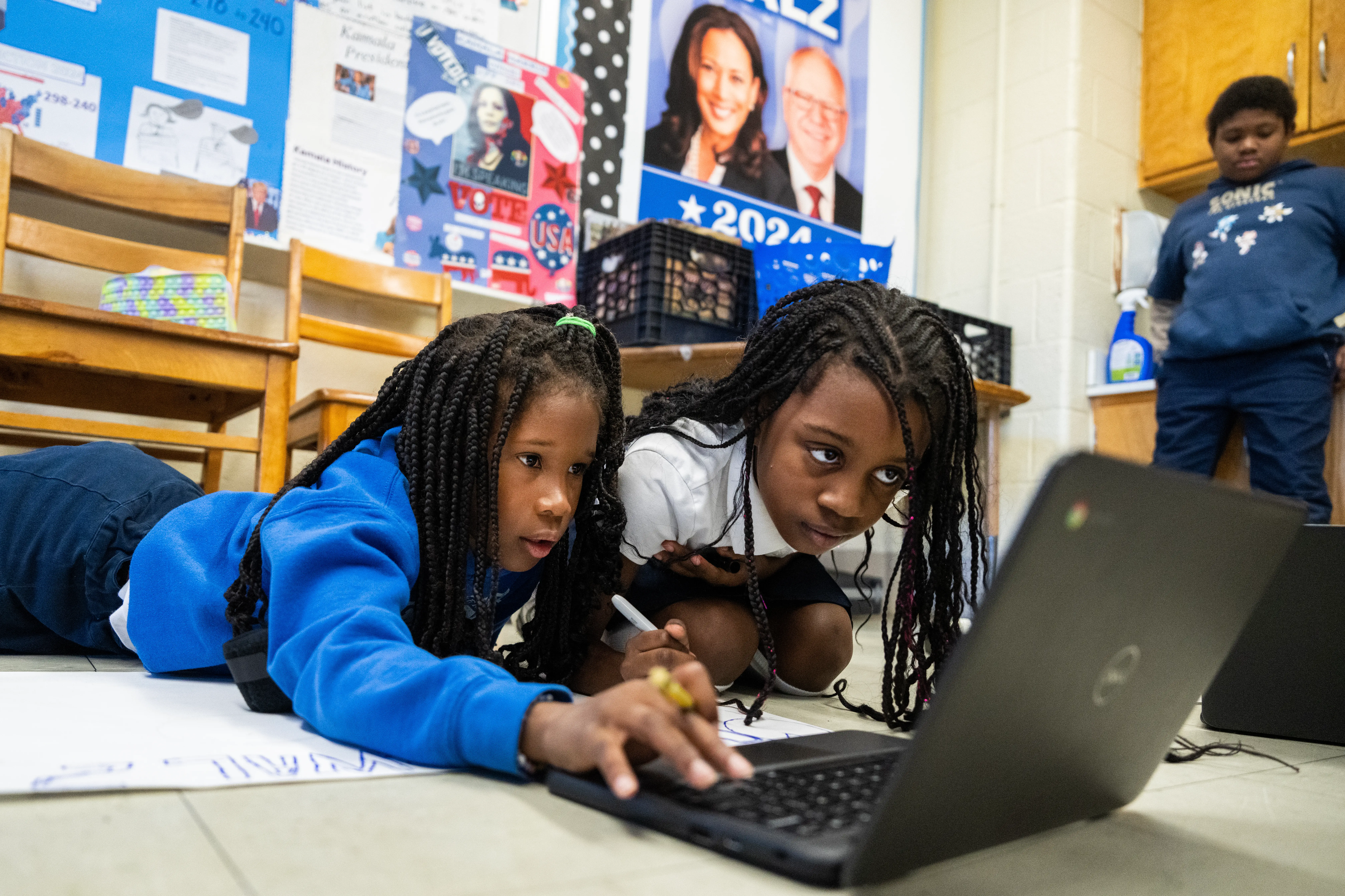 kids using a chromebook