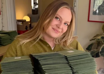 Gen Z are paying strangers around the world to send them handmade mail
