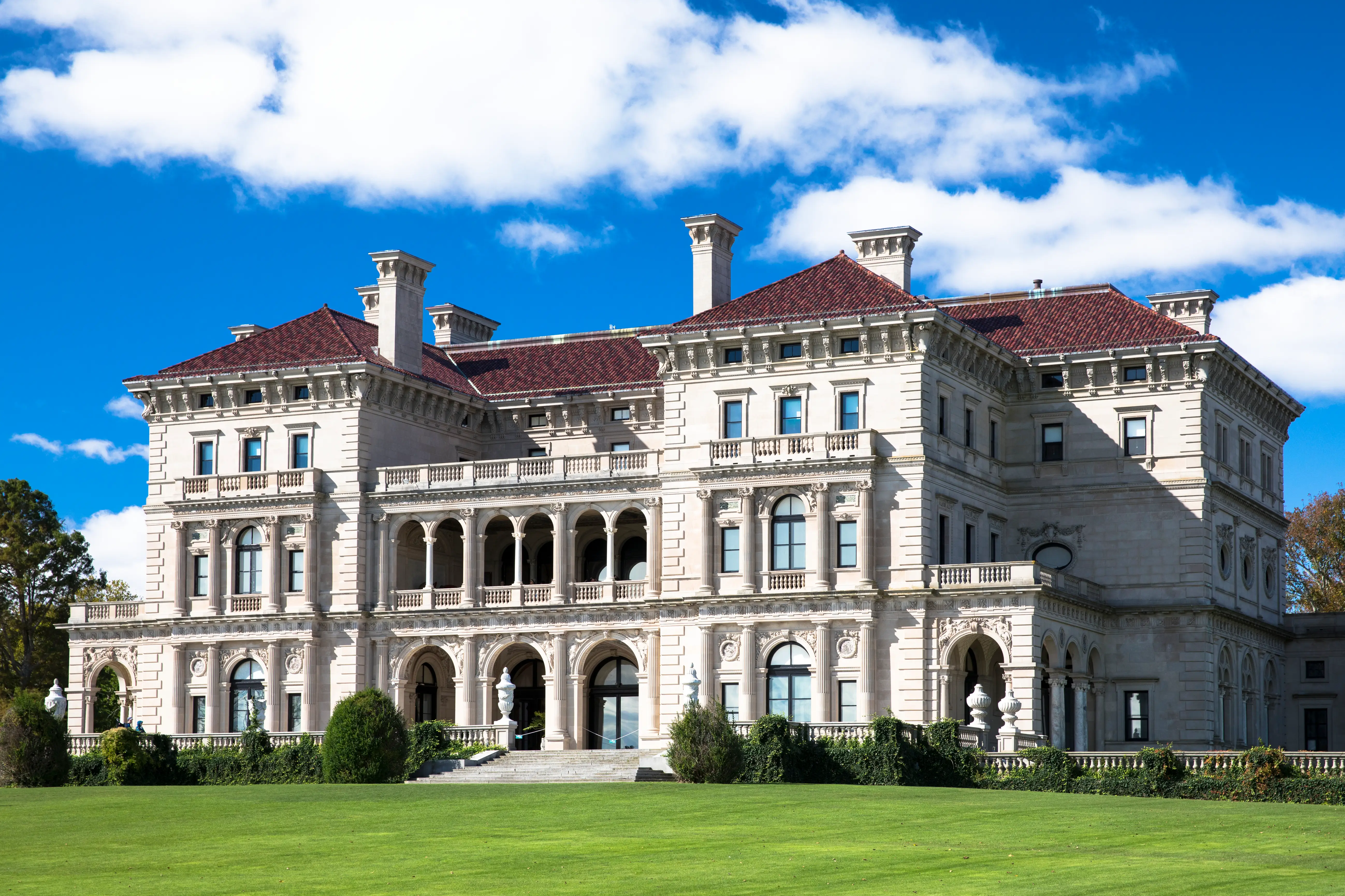 The Breakers, built 1895 as a summer estate by the Vanderbilt family, one of the famous Newport Mansions on Rhode Island, United States.